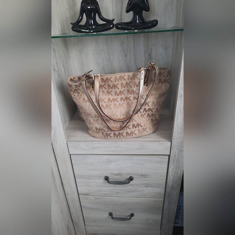 Michael kors brown Logo good condition it needs be cleaned insiside and bottom